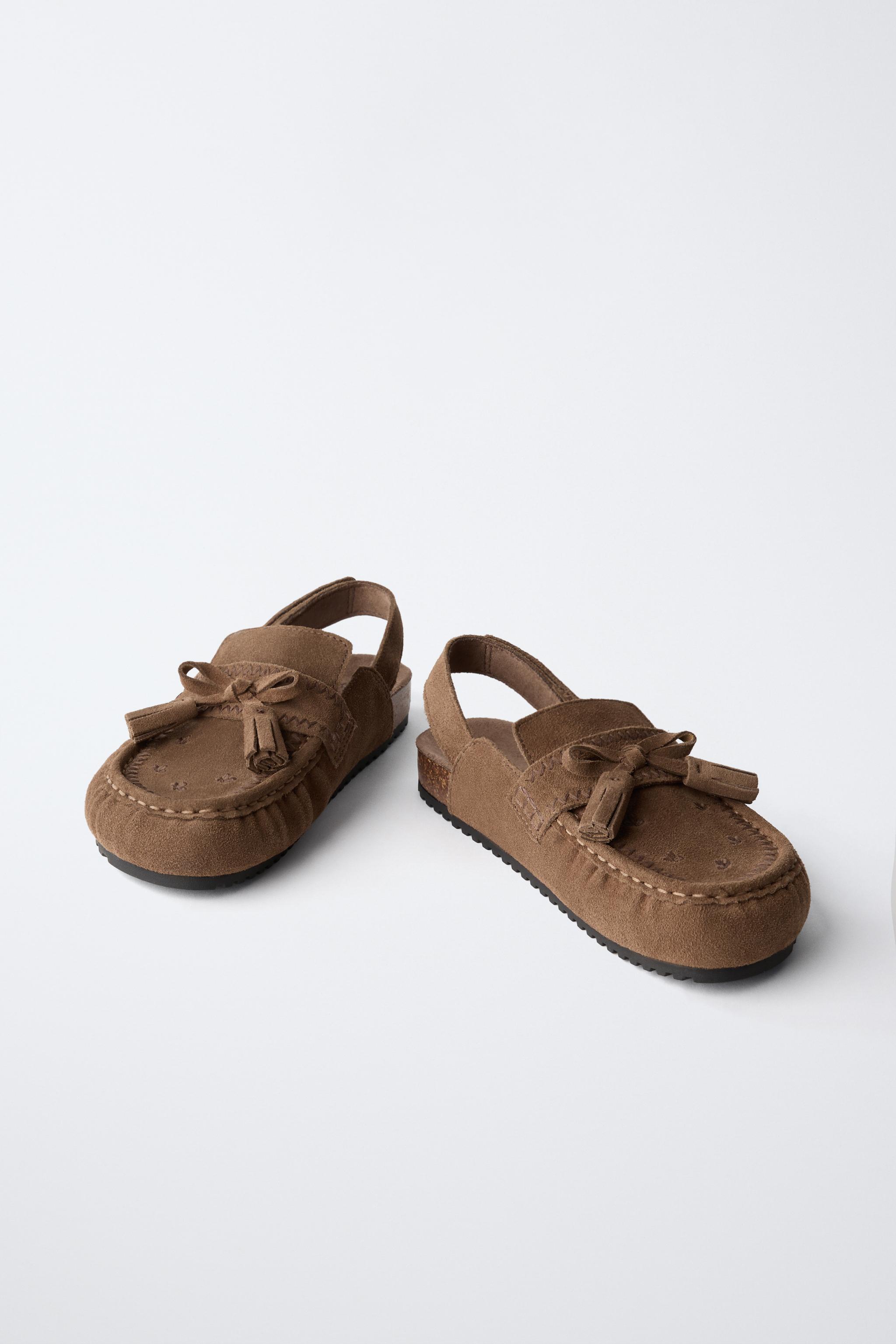 LEATHER CLOGS WITH TASSELS